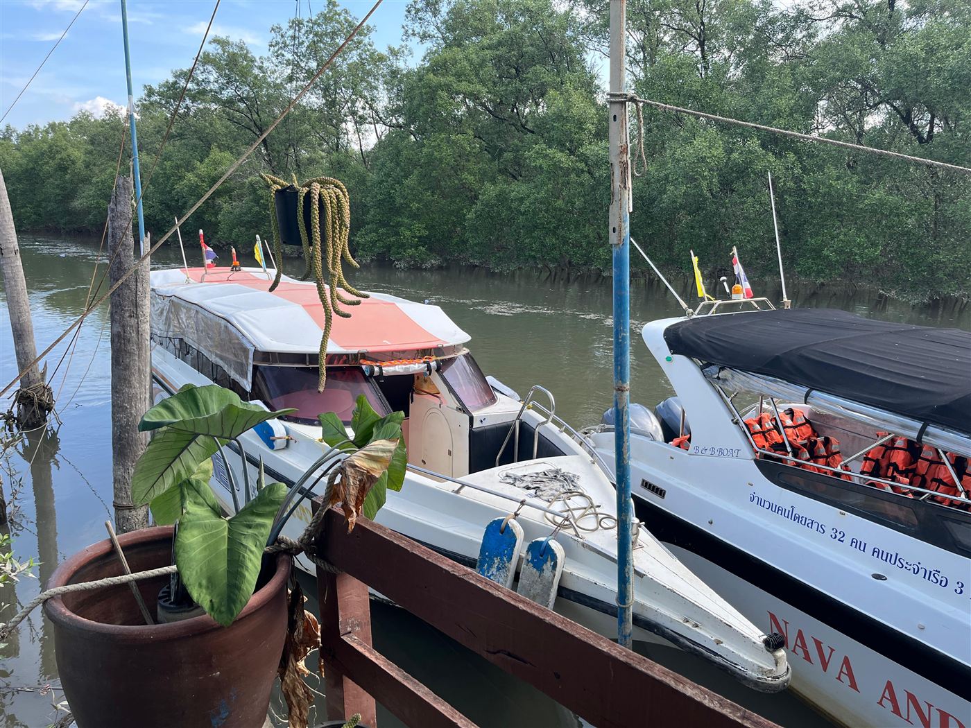 Speedboote am Mangroven-Pier in Ranong